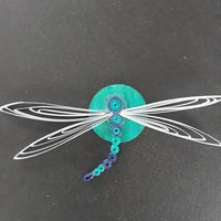 Kleiner Runder Magnet, Verziert Mit Handgequillter Libelle in Dunkelblau Und Türkis Kleiner Runder Magnet, Verziert Mit Handgequillter Libelle in Dunkelblau Und Türkis von RaesQuilling
