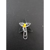 Kleines Paperclip Lesezeichen Mit Grüner, Weißer Und Gelber Blume Verziert von RaesQuilling