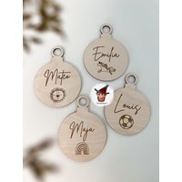 Personalisierter Tannenbaumanhänger Aus Holz Graviert Mit Name Und Motiv | Weihnachten Geschenkidee Christbaumkugel von RaeuberHolzandplott
