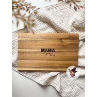 Personalisiertes Frühstücksbrett Holzbrett | Schneidebrett Holz Akazie Mama Papa Est Oma Opa Tante Onkel Muttertag von RaeuberHolzandplott