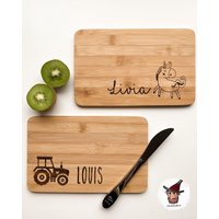 Personalisiertes Frühstücksbrett | Schneidebrett Mit Name Und Motiv Aus Bambus Geschenkidee Kindergeburtstag Deko von RaeuberHolzandplott