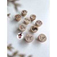 Schrankknopf Möbelknopf Möbelgriff Holz | Personalisiert Mit Motiv Und Name Kinderzimmer Wickelkommode von RaeuberHolzandplott