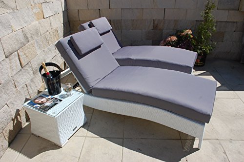 Ragnarök-Möbeldesign PolyRattan Sonnenliege DEUTSCHE Marke - EIGENE Produktion - 8 Jahre GARANTIE auf UV-Beständigkeit Polster Tisch + Glasplatte Set Belastbar 180Kg weiß Gartenmöbel von Ragnarök-Möbeldesign