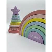 Personalisierte Babygeschenke Holz, Holz Stapelturm, Regenbogen Deko, Nachhaltiges Geschenk Zur Geburt, Geburtsgeschenk Aus von Rahmen4Baby