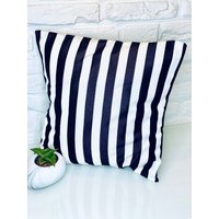 Designer Schwarz Weiß Gestreifter Outdoor Kissenbezug Oder Kissen Für 16x16 18x18 | Gestreiftes Muttertags Geschenk von RainbowDaddy