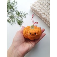 Gehäkelter Kürbis-Weihnachtsschmuck - Handgemachte Gemüsebaum- Oder Autodekoration, Gemütliches Herbst- Und Weihnachtsgeschenk Gehäkelter Kürbis-Weihnachtsschmuck - Handgemachte Gemüsebaum- Oder Autodekoration, Gemütliches Herbst- Und Weihnachtsgeschenk von RainbowHappiness