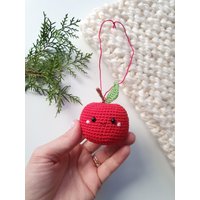 Gehäkelter Roter Apfel Als Weihnachtsornament - Handgemachte Amigurumi-Obstbaumdekoration Oder Autoanhänger, Weihnachtsschmuck Gehäkelter Roter Apfel Als Weihnachtsornament - Handgemachte Amigurumi-Obstbaumdekoration Oder Autoanhänger, Weihnachtsschmuck von RainbowHappiness