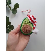 Weihnachtsgeschenk Avocado - 1 Stück, Fröhliches Avocado-Kinderzimmerdekor, Weihnachtsmann-Avocado, Gehäkeltes Babyspielzeug, Weihnachtsschmuck von RainbowHappiness