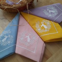 Osterhase Aus Stoffserviette Gestickt Frühlingshafte Tischdeko Osterhase Aus Stoffserviette Gestickt Frühlingshafte Tischdeko von RainbowNapkinsDesign
