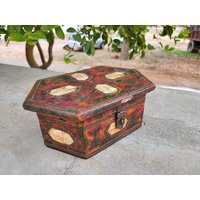 Antike Holz Aufbewahrungsbox Alte Kunstvolle Handbemalte Box Messing Florale Arbeitsbox Vintage Messingleiste Home Decor von RajputanaAntiques