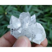 Kleiner, Zauberhafter Roher Weißer Apophyllit Multi-Spitze-Kristall Mit Stilbit Auf Druizy Weißem Milchigem Natürlichem Schwarzem Gesprenkeltem von RakhamaExportsIN