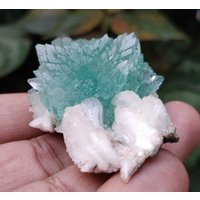 Natürlicher Grüner Winziger Spitzer Apophyllite Qualität Apophyllite Mit Weißem Stilbitkristall Super Little Charming Green Chakra Crys von RakhamaExportsIN