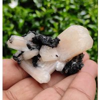 Peach Natürlicher Stilbite Crystal Sehr Schöne Bögen Formation Mit Perfekter Standing Base Black Druizy Matrix Quality Specimen von RakhamaExportsIN