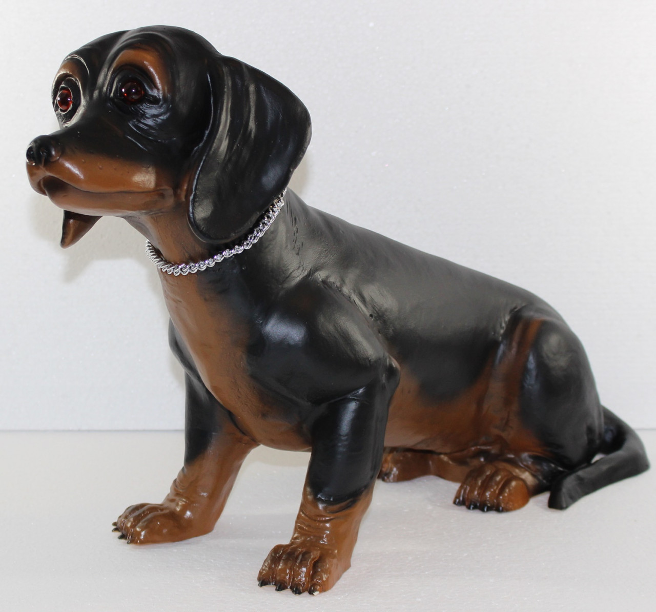 Deko Garten Figur Dekofigur Gartenfigur Hundefigur Dackel sitzend aus Kunststoff Höhe 32 cm von Rakso