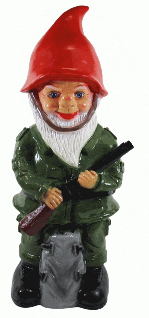 Gartenzwerg Deko Garten Figur Zwerg Soldat mit Gewehr und Rucksack aus Kunststoff H 49 cm von Rakso