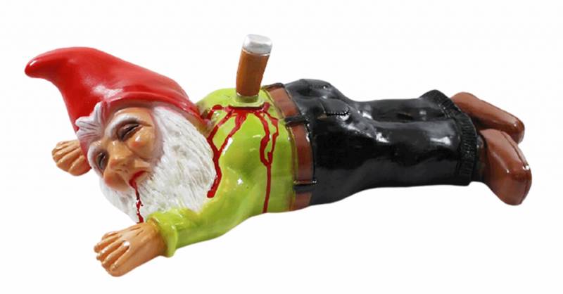 Gartenzwerg Deko Garten Figur Zwerg erstochen mit Messer im Rücken liegend aus Kunststoff L 41 cm von Rakso