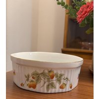 Vintage Lenwile Ardalt #6970 Erdbeeren & Schmetterlinge Weiße Gerippte Soufflé-Auflaufform Mit Goldenem Rand von RaleighwoodFinds
