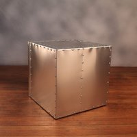 18-Zoll-Würfel Aluminium Industrie-Beistelltisch Metall - Deko-Kiste Urban Modern Style Designer Aviator Inspiriert Möbel Silber 18-Zoll-Würfel Aluminium Industrie-Beistelltisch Metall - Deko-Kiste Urban Modern Style Designer Aviator Inspiriert Möbel Silber von RamonaMetal