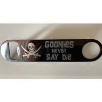 Der Goonies-Geschwindigkeits-Flaschenöffner Der Goonies-Geschwindigkeits-Flaschenöffner von RamsGraphicDen