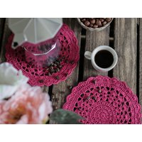 Set Von 2 Rosa Häkeldeckchen, Gehäkelte Tischdecke, Tee-Kaffee-Untersetzer Aus Baumwolle, Osterdeckchen, Tischset Set Von 2 Rosa Häkeldeckchen, Gehäkelte Tischdecke, Tee-Kaffee-Untersetzer Aus Baumwolle, Osterdeckchen, Tischset von RamuneCrochet
