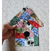 Gesteppte Stoffwandkunst, Vogelhaus Gequiltete Kunst, Stoffwandbehang, Collage Stoffkunst, Patchwork, Gestickte Weihnachtsdekoration 12 Gesteppte Stoffwandkunst, Vogelhaus Gequiltete Kunst, Stoffwandbehang, Collage Stoffkunst, Patchwork, Gestickte Weihnachtsdekoration 12 von RanchoArt