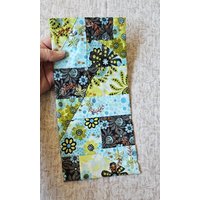 Mini Quilt Handgenäht, Kleiner Quilt, Wandkunst, Blau, Schwarz, Textil, Mischtechnik, Gestickt, Stoff 07 Mini Quilt Handgenäht, Kleiner Quilt, Wandkunst, Blau, Schwarz, Textil, Mischtechnik, Gestickt, Stoff 07 von RanchoArt