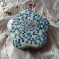 Blau Und Weiß Geißblatt Gemusterte Topf Mit Deckel von RandomAttic33