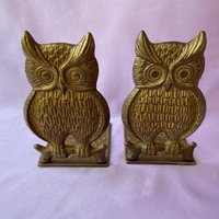 Ein Paar Massivmessing Buchstützen Mit Reliefierten Eulen, Vintage 70Er Jahre. Schwer Und Stark. Top-Zustand von RareThingsOfBeauty