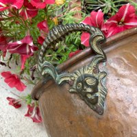 Großer Runder Deutscher Vintage Übertopf Aus Patiniertem Kupfer Mit Löwenkopfgriffen. 25 cm Durchmesser von RareThingsOfBeauty