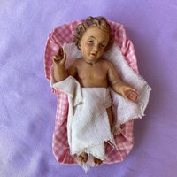 Vintage Handgeschnitzte Polychrome Gewickelte Jesuskind-Krippenfigur. Made in Italien, 13 cm Vintage Handgeschnitzte Polychrome Gewickelte Jesuskind-Krippenfigur. Made in Italien, 13 cm von RareThingsOfBeauty