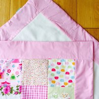 Mädchen-Handgefertigte Patchwork Babydecke von RattleandShakeShop