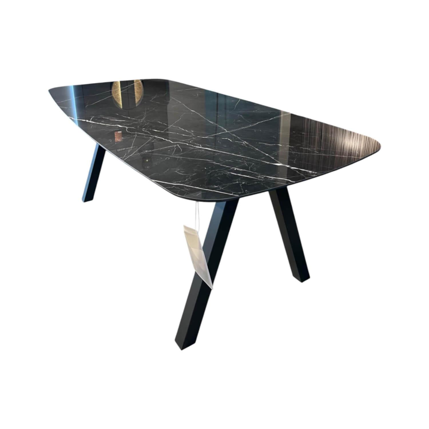 Esstisch Jari Platte Keramik Marmoroptik Schwarz Gestell Metall Schwarz Lackiert Esstisch Jari Platte Keramik Marmoroptik Schwarz Gestell Metall Schwarz Lackiert von Raum.Freunde