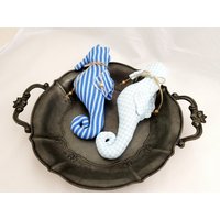 2 Seepferdchen Maritime Sommer Deko Blau Weiß Sonne Meer Urlaub 2 Seepferdchen Maritime Sommer Deko Blau Weiß Sonne Meer Urlaub von RaumAusStoff