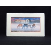 George Boutwell Gold Signature Print "Morning Hues" Grasende Pferde Auf Einem Nebligen Feld Mit Alter Scheune Im Hintergrund von RavenHouseVintage99