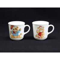 Set Von Zwei Corning Weihnachts Thema Urlaub Teddybär Tassen von RavenHouseVintage99