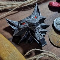 Witcher Amulett Magnet Dekoration Wolfskopf Medallion Pendant Geralt Of Rivia Handbemalt Handtuchhalter Gamer Gaming von Ravendaxshop
