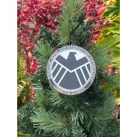 Shield Logo Ornament von RavenswoodDesignTeam