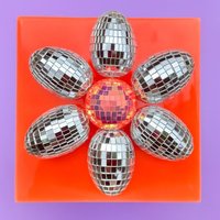 Blumen-Disco-Ball Skulptur Wandkunst/Einzelstück Handgemacht Retro Discokugel Kunst Wand Gänseblümchen Blume von RavishingRoosters