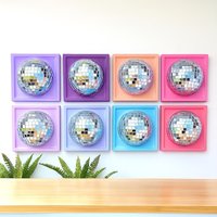 Disco Ball 3D Kunstharz Kugel/Spiegelkugel Dopamin Dekor Wandskulptur Silberne Discokugel Regenbogen Pop Art Kitschy Disco Ball 3D Kunstharz Kugel/Spiegelkugel Dopamin Dekor Wandskulptur Silberne Discokugel Regenbogen Pop Art Kitschy von RavishingRoosters