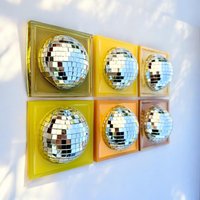 Disco Ball 3D Resin Wand Kunst/Spiegel Kugel Dopamin Dekor Wandskulptur Silberne Discokugel Gelbes Kitschy Pop-Wand-Kunst von RavishingRoosters