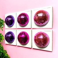 Disco Ball 3D Resin Wand Kunst/Spiegel Kugel Dopamin Dekor Wandskulptur Silberne Discokugel Pinkes Pop-Wand-Kunst Kitschiges Disco Ball 3D Resin Wand Kunst/Spiegel Kugel Dopamin Dekor Wandskulptur Silberne Discokugel Pinkes Pop-Wand-Kunst Kitschiges von RavishingRoosters