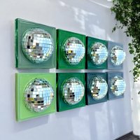 Grüne Disco Kugel 3D Harz Wand Kunst/Spiegelkugel Dopamin Dekoration Wandskulptur Silberne Discokugel Grünes Dekor Pop-Wand-Kunst Kitschy Grüne Disco Kugel 3D Harz Wand Kunst/Spiegelkugel Dopamin Dekoration Wandskulptur Silberne Discokugel Grünes Dekor Pop-Wand-Kunst Kitschy von RavishingRoosters