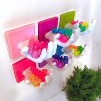 Hand Hält Gummibärchen Harz Wand Kunst Skulptur/3D Kunst/ Candy Neon Handskulptur Seltsame Pop Art Hand Hält Gummibärchen Harz Wand Kunst Skulptur/3D Kunst/ Candy Neon Handskulptur Seltsame Pop Art von RavishingRoosters