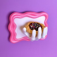 Hand Holding Sugar Cookies 3D Resin Wand Kunst/Skulptur/ Streu Kekse Life Size/ Pop Art Deko/ Dopamin Dekor Kitschig von RavishingRoosters