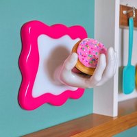 Hand Holding Sugar Cookies 3D Resin Wand Kunst/Skulptur/ Streu Kekse Life Size/ Pop Art Deko/ Dopamin Dekor Kitschig von RavishingRoosters