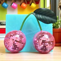 Pink Cherry Disco Ball 3D Resin Wand Kunst/Kitschige Dekoration Spiegel Kugel Skulptur Fake Food Dopamin Dekor Pink Cherry Disco Ball 3D Resin Wand Kunst/Kitschige Dekoration Spiegel Kugel Skulptur Fake Food Dopamin Dekor von RavishingRoosters