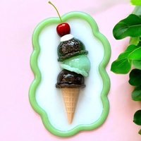 Mint Schokolade Chip Eistüte 3D Kunst Skulptur/ 23 cm/Waffel Kirsche Fake Food Pop Art Kunstharz Skulptur Mint Schokolade Chip Eistüte 3D Kunst Skulptur/ 23 cm/Waffel Kirsche Fake Food Pop Art Kunstharz Skulptur von RavishingRoosters