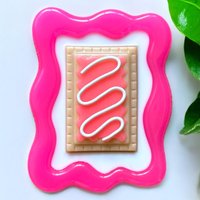 Neon Pink Pop Tart Lebensgroß Frühstücksgebäck 3D Resin Wand Kunst/Auf Leinwand Fake Food Snack Junk Neon Pink Pop Tart Lebensgroß Frühstücksgebäck 3D Resin Wand Kunst/Auf Leinwand Fake Food Snack Junk von RavishingRoosters