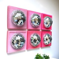 Disco Ball 3D Resin Wand Kunst/Spiegel Kugel Dopamin Dekor Wandskulptur Silberne Discokugel Pinkes Pop-Wand-Kunst Kitschiges Disco Ball 3D Resin Wand Kunst/Spiegel Kugel Dopamin Dekor Wandskulptur Silberne Discokugel Pinkes Pop-Wand-Kunst Kitschiges von RavishingRoosters