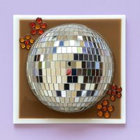Retro 20, 3 cm Lange Diskokugel Edelsteinblumen Wandkunst/Wandskulptur Spiegelkugel Discokugel 3D Ohrhänger Mokka von RavishingRoosters